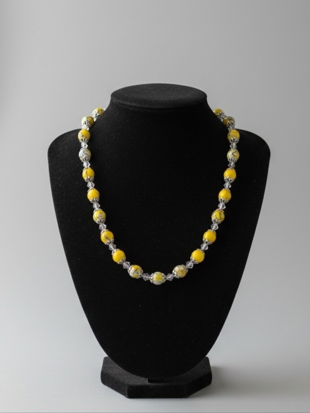 NWT Classic Yellow and White Beaded Necklace